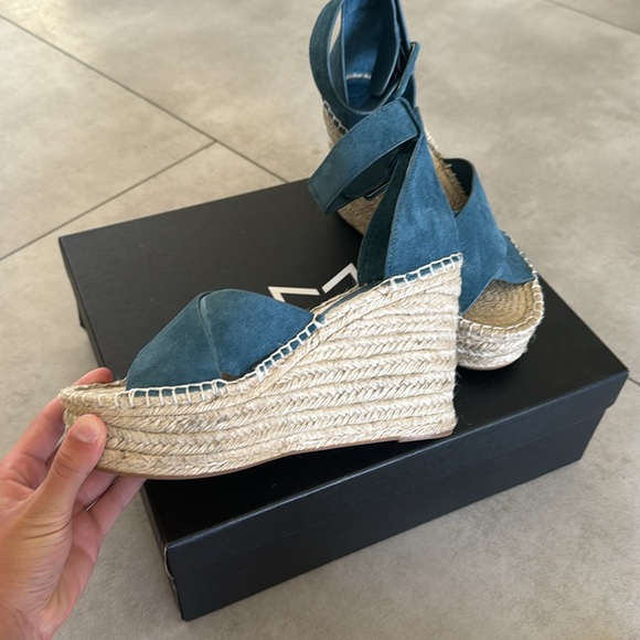 Blue and cream heeled sandals - Picture 3 of 5